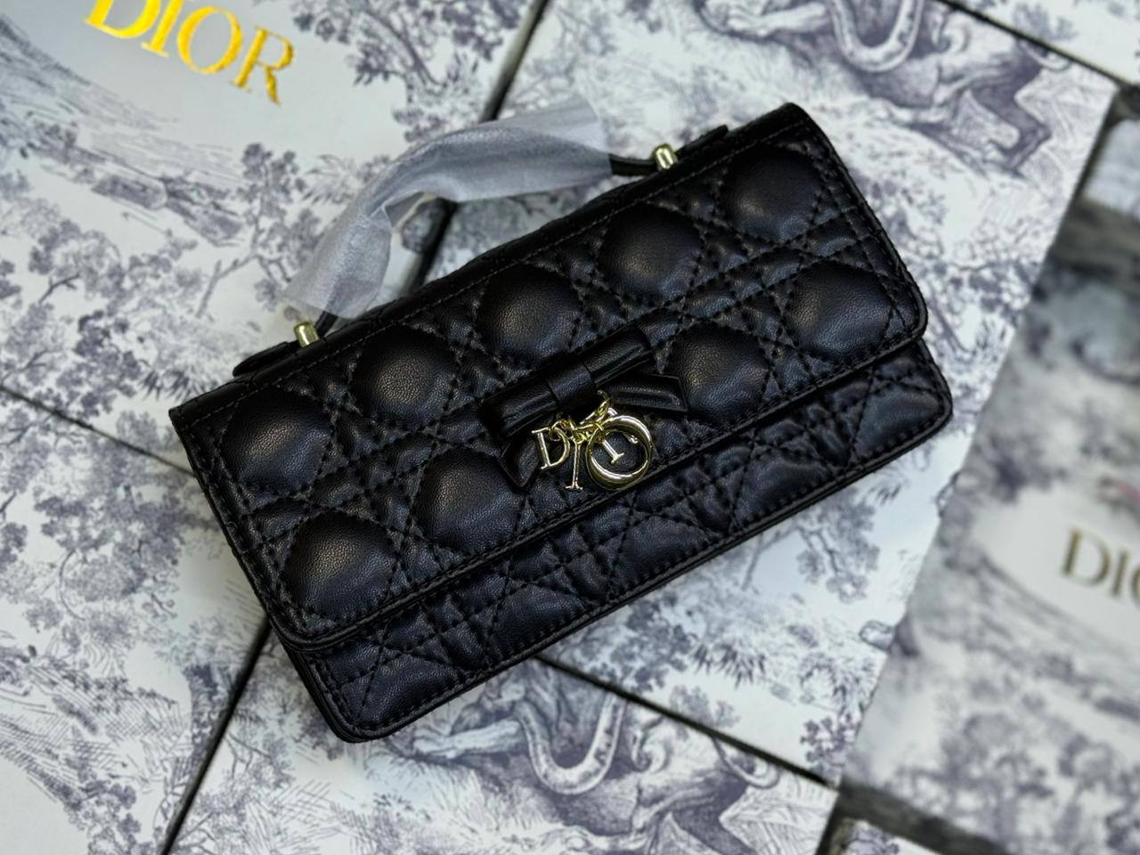 Dior
120 dhs💓
with box

Zain175
♥️♥️♥️