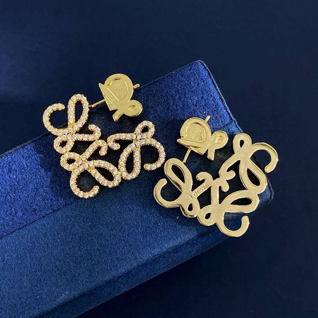 Loewe  💐
Necklace 
Earrings 
Bracelet 
Master Quality 💎

*130* AED normal box 📦

Zain48
♥️♥️♥️