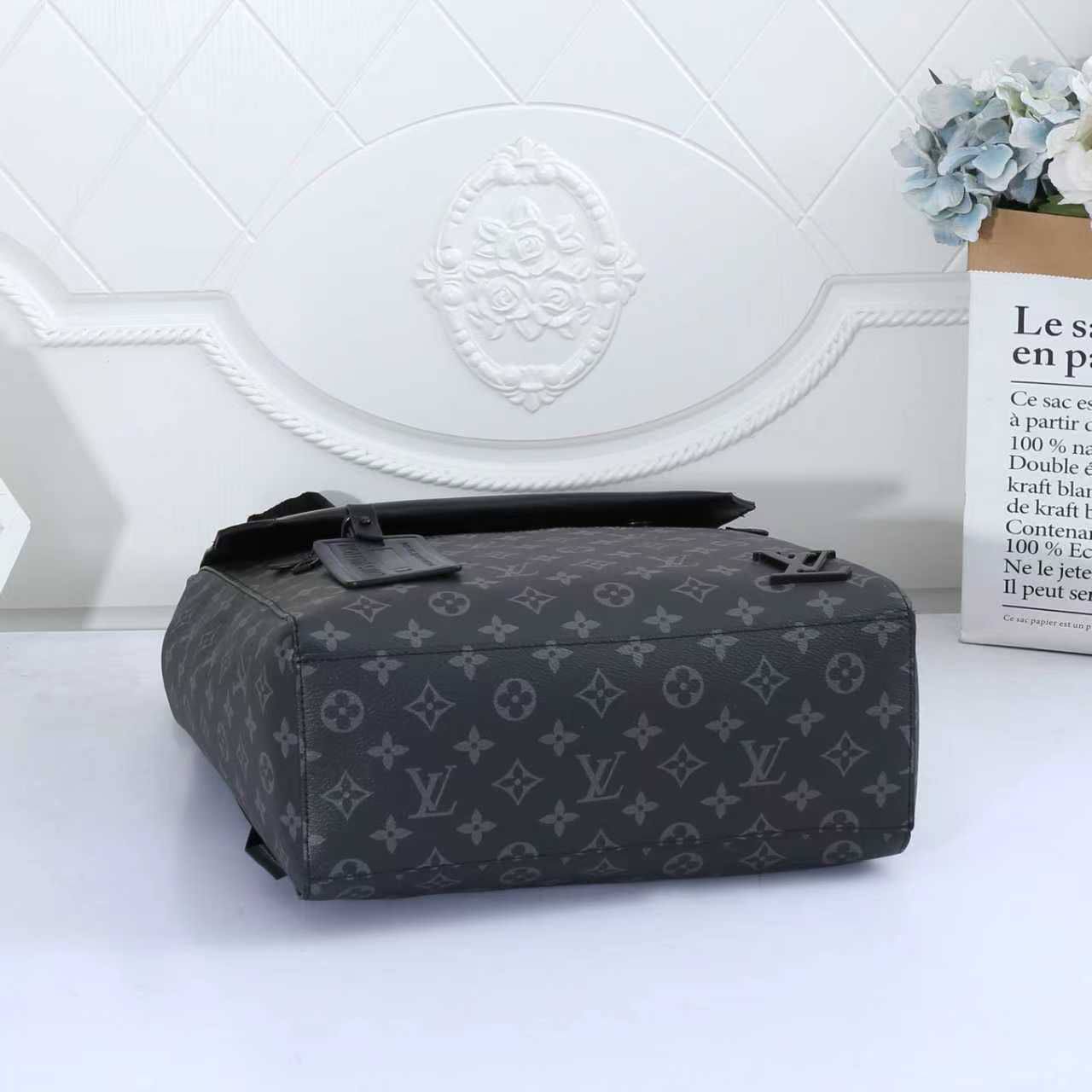 LV 
Best quality with box’s 
120 dhs✅
size 30 cm

Zain290
♥️♥️♥️