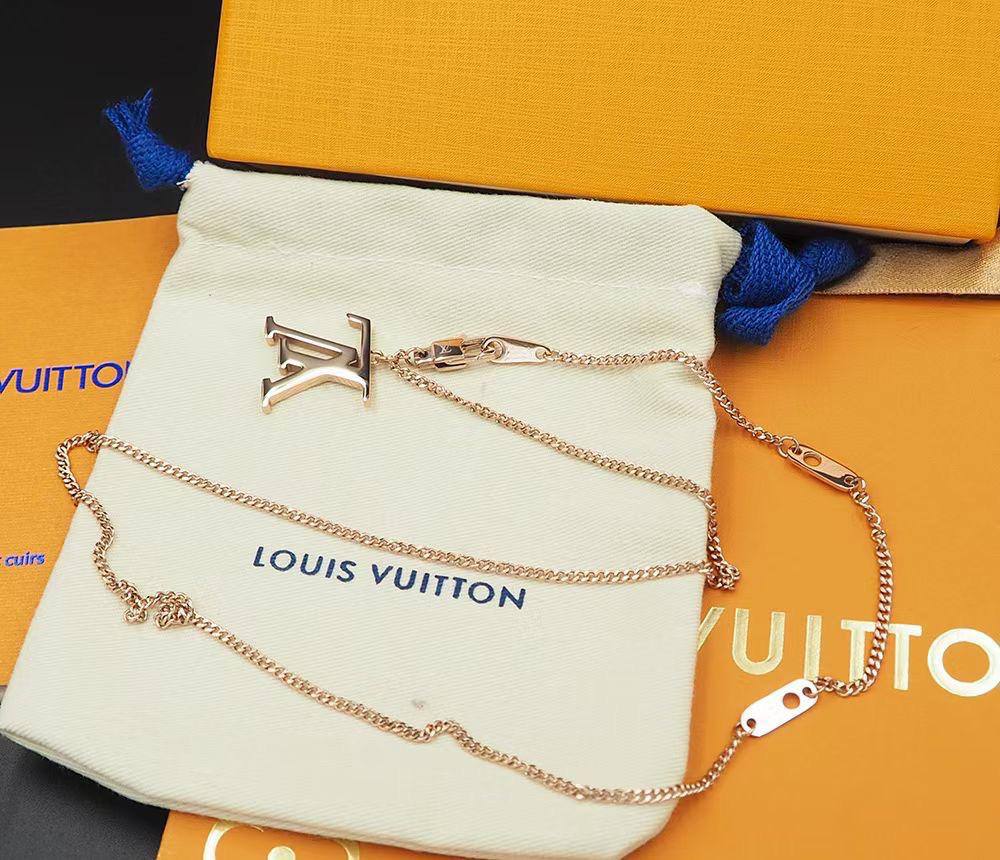 LV NECKLACE
MASTER✨💫
50 DHS✅
WITH BOX AND PAPER BAG 🎁🛍️

Zain89
♥️♥️♥️