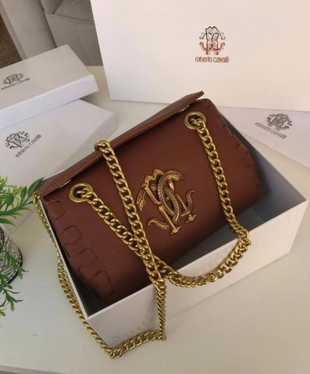 Aigner
110 dhs🪙🌨️
SIZE：20×13×10CM

Good quality

 with box
🎁🎁🎁

Zain35
♥️♥️♥️