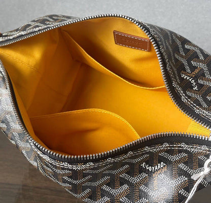 Goyard 
good quality 
with box 
🎁🎁🎁

120 dhs✅

Size : 25cm

Zain295
♥️♥️♥️