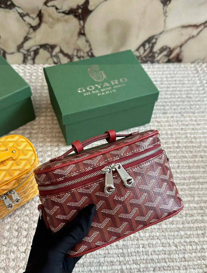Goyard
95 dhs🪙🌨️
SIZE：18×10×12cm
Good quality 

with box
🎁🎁🎁

Zain35
♥️♥️♥️
