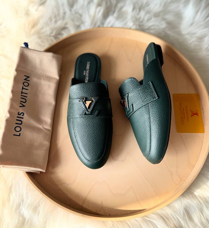 LV
Available🤩
Master quality 
Size: 36 to 41
450 dhs💓

Zain318
♥️♥️♥️