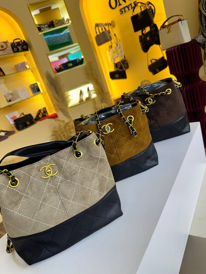 Chanel ʙᴜᴄᴋᴇᴛ ʙᴀɢ
ᴛᴡᴏ-ᴛᴏɴᴇ sʜᴏᴜʟᴅᴇʀ ʙᴀɢ
sᴜᴇᴅᴇ & ǫᴜɪʟᴛᴇᴅ ʟᴀᴍʙsᴋɪɴ
ɢᴏʟᴅ ʜᴀʀᴅᴡᴀʀᴇ
ɪɴ ᴛᴡɪsᴛ ʟᴏᴄᴋ ʟᴏɢᴏ
sɪᴢᴇ : 23 cm

90 dhs🇦🇪🇦🇪

Zain31
♥️♥️♥️

Zc