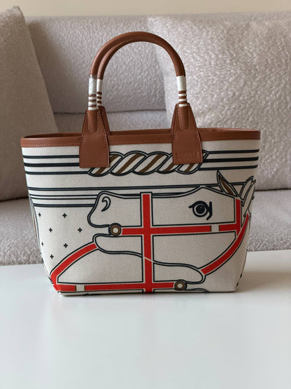 Hermes 
25cm💕

master quality😍
with box❤️
450 dhs🇦🇪🇦🇪

Zain52
♥️♥️♥️