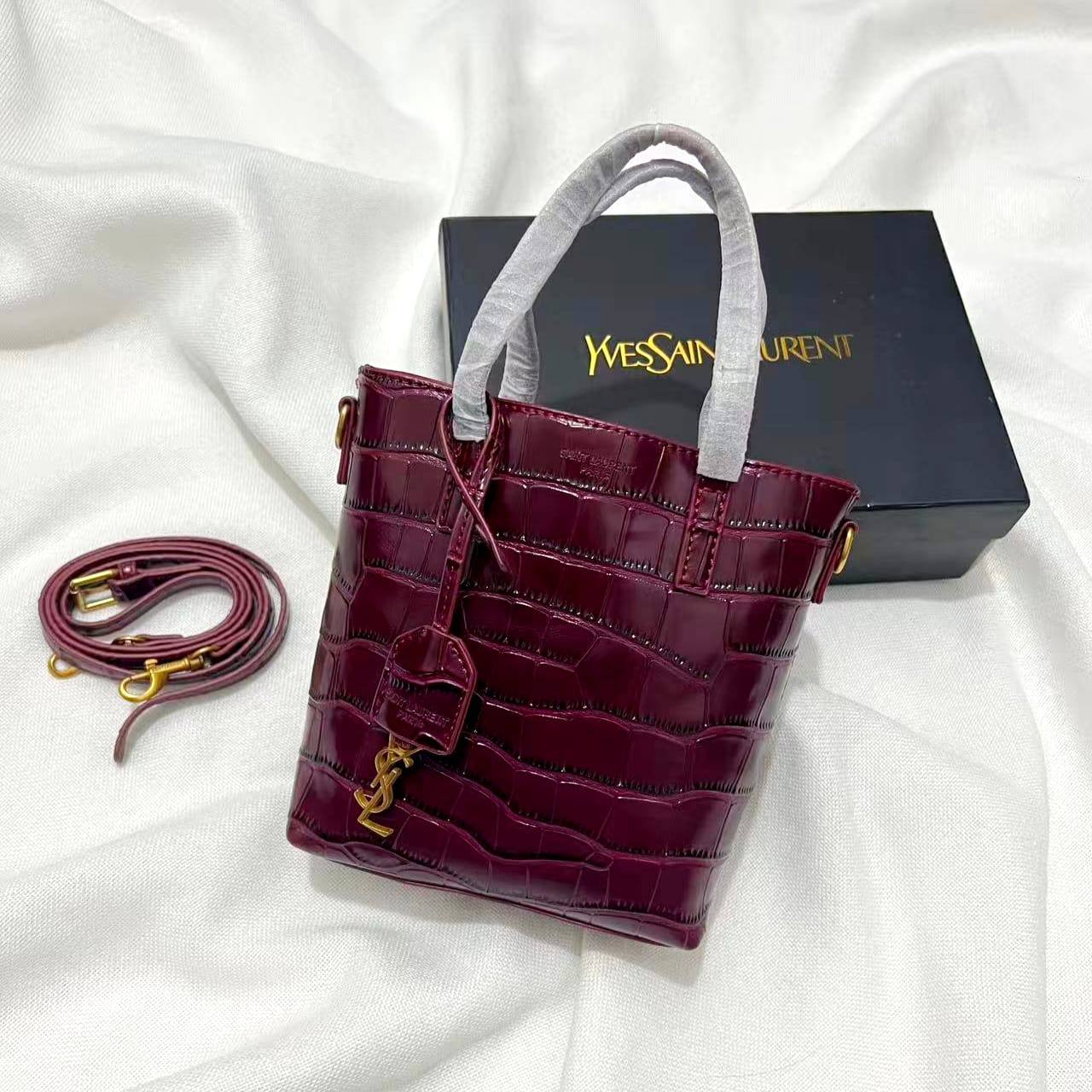 YSL
70 dhs🪙🌨️

with box
🎁🎁🎁

size 17*5*18cm

Zain26
♥️♥️♥️