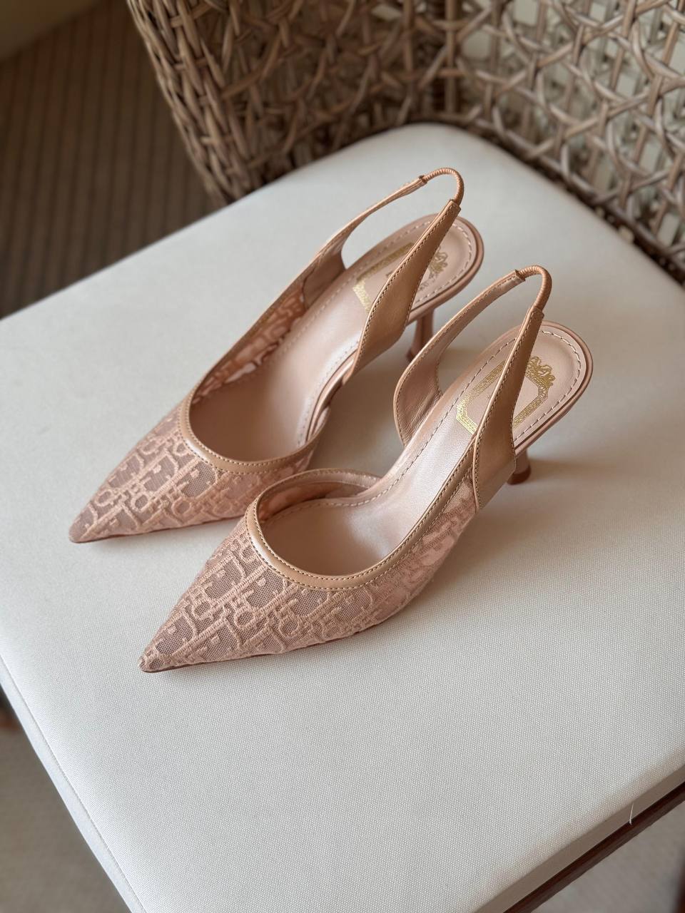 DIOR 🤍
🤩Available new 😍😍
Size: 36 to 41
Super master quality
450 dhs✅

Zain198
♥️♥️♥️
