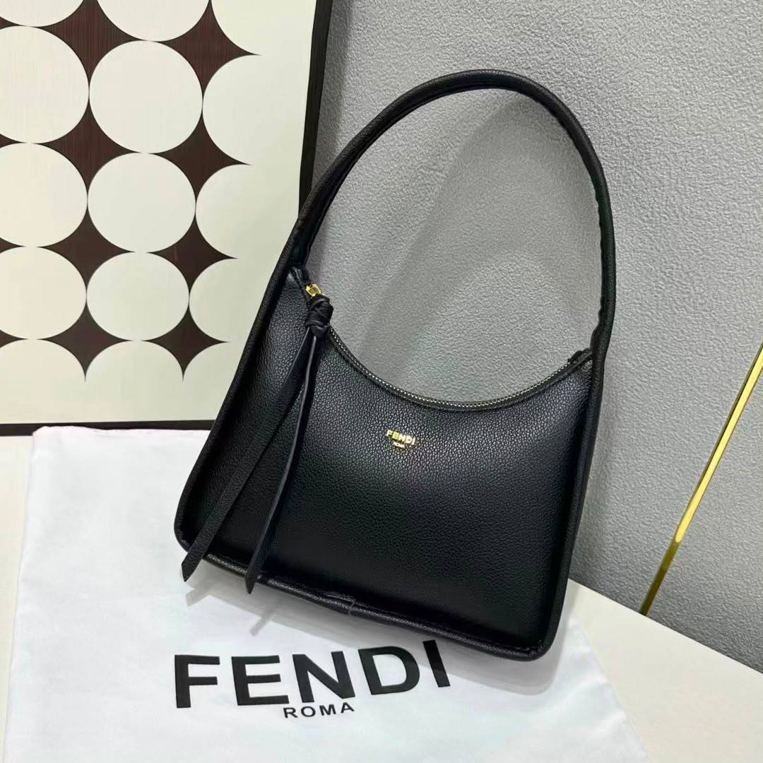 FENDI 
 GOOD QUALITY
WITH BOX 
95 dhs✅

Zain295
♥️♥️♥️