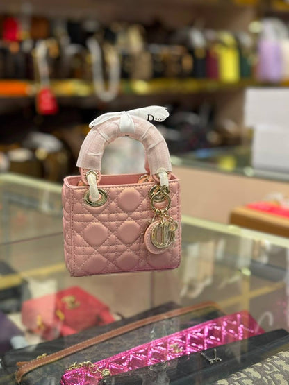 DIOR MICRO BAG 
Master💓💓
13CM 
230 dhs🇦🇪🇦🇪
WITH BOX 

Zain131
♥️♥️♥️
