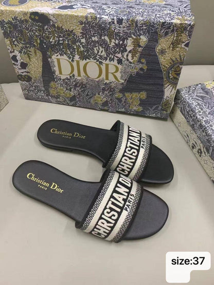 Dior  slipper
Size : 37-38
70 dhs💓

Zain115
♥️♥️♥️