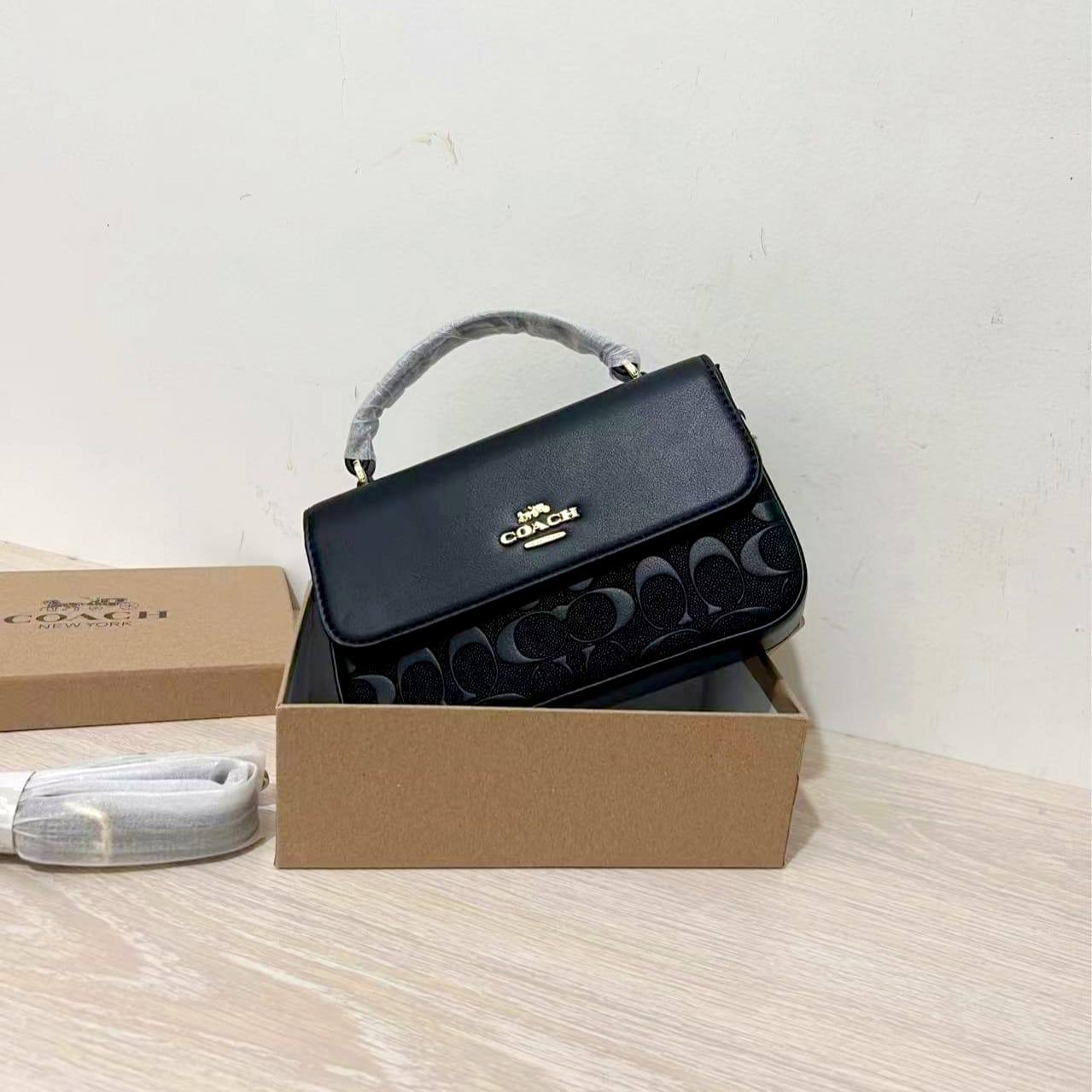 Coach
85 dhs🪙🌨️ 

high quality 

with box
🎁🎁🎁

Zain26
♥️♥️♥️
