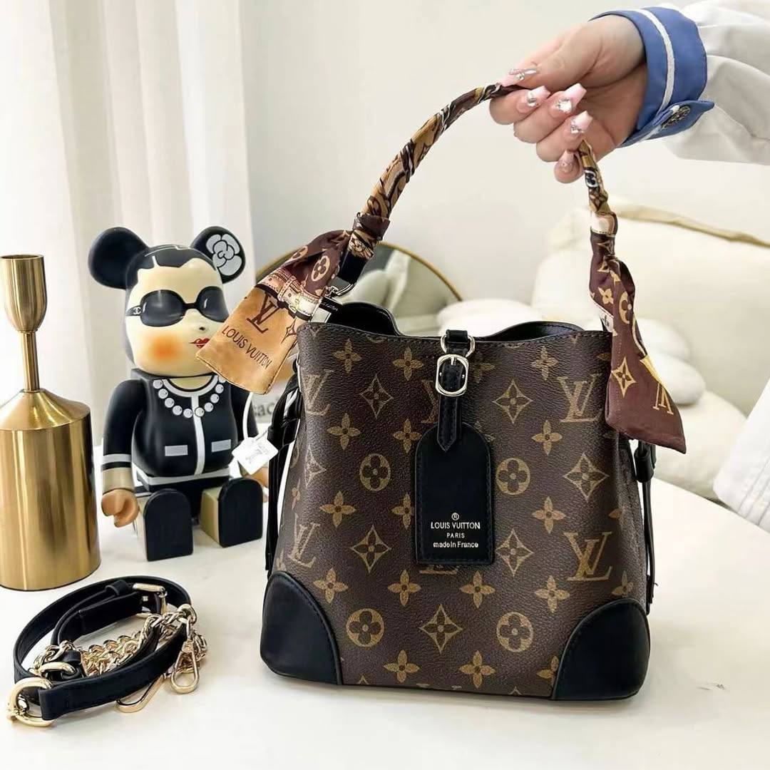 LV
Best quality with box
115 dhs🇦🇪🇦🇪

size21CM

Zain290
♥️♥️♥️