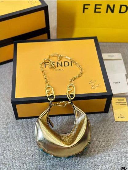 Fendi graphy mini
Master quality
18cm 

with box
🎁🎁🎁

240 dhs❤️

Zain95
♥️♥️♥️
