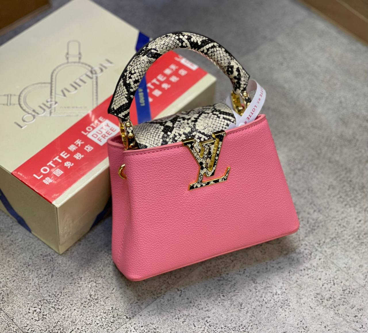 LV

with box 
🎁🎁🎁

High quality 
230 dhs✅
Size 21cm

Zain175
♥️♥️♥️