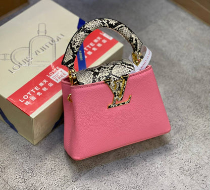 LV

with box 
🎁🎁🎁

High quality 
230 dhs✅
Size 21cm

Zain175
♥️♥️♥️