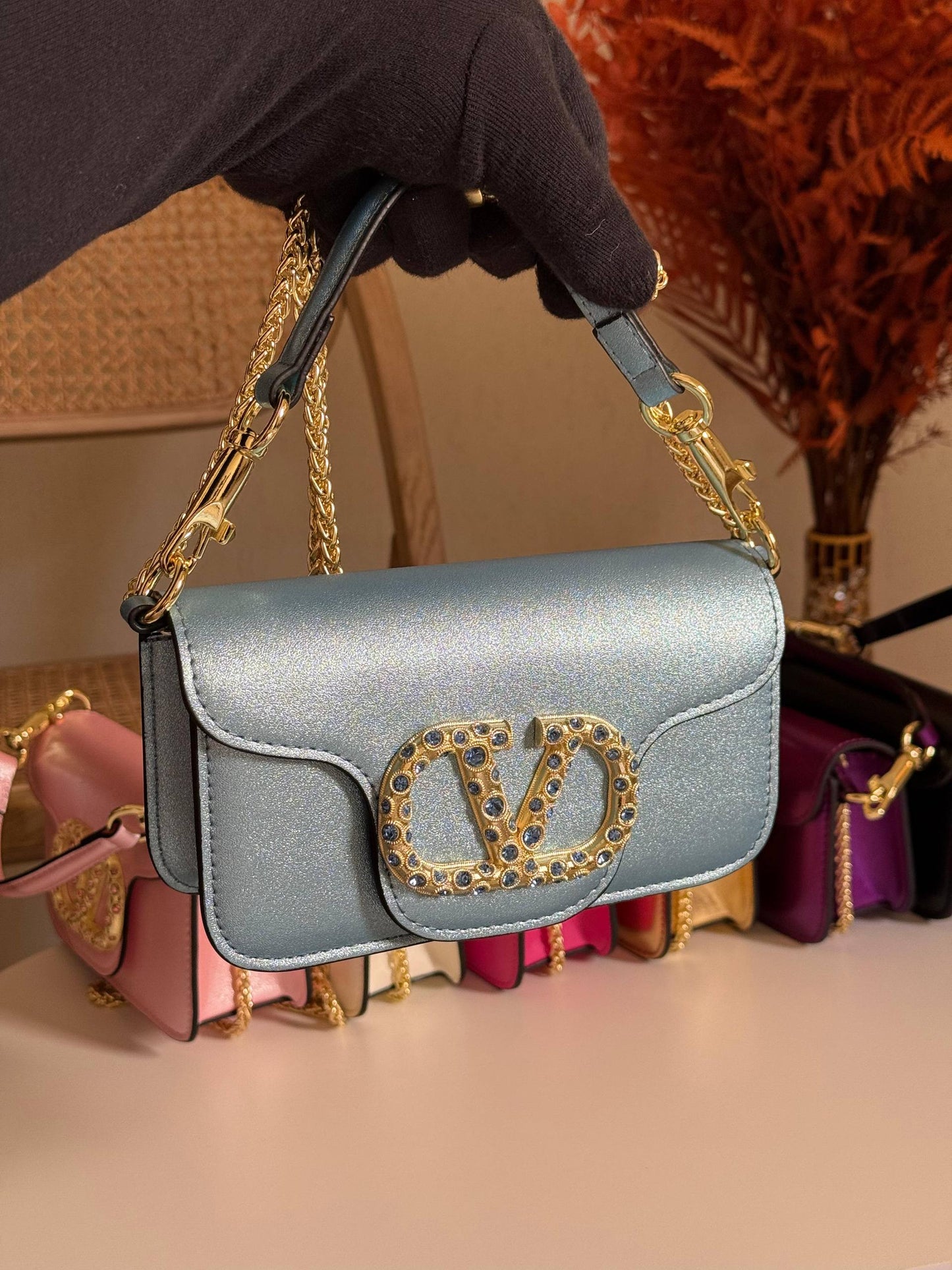 VALENTINO
20cm
350 dhs❣️
Top quality 
With box🎁

Zain167
♥️♥️♥️