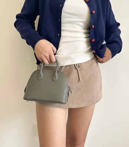 Hermes 

small 
95 dhs🇦🇪
size 18×18×9×14cm


big
100 dhs🇦🇪
size 26×9×19cm
with box

Zain42
♥️♥️♥️
