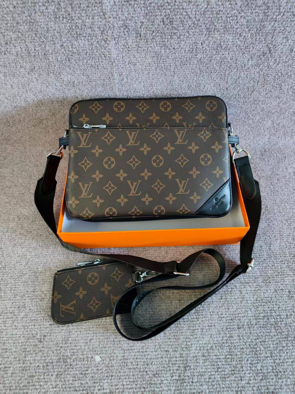 Lv Man’s Bag

Good Quality 

With Box 
🎁🎁🎁

95 dhs❣️

Zain250
♥️♥️♥️