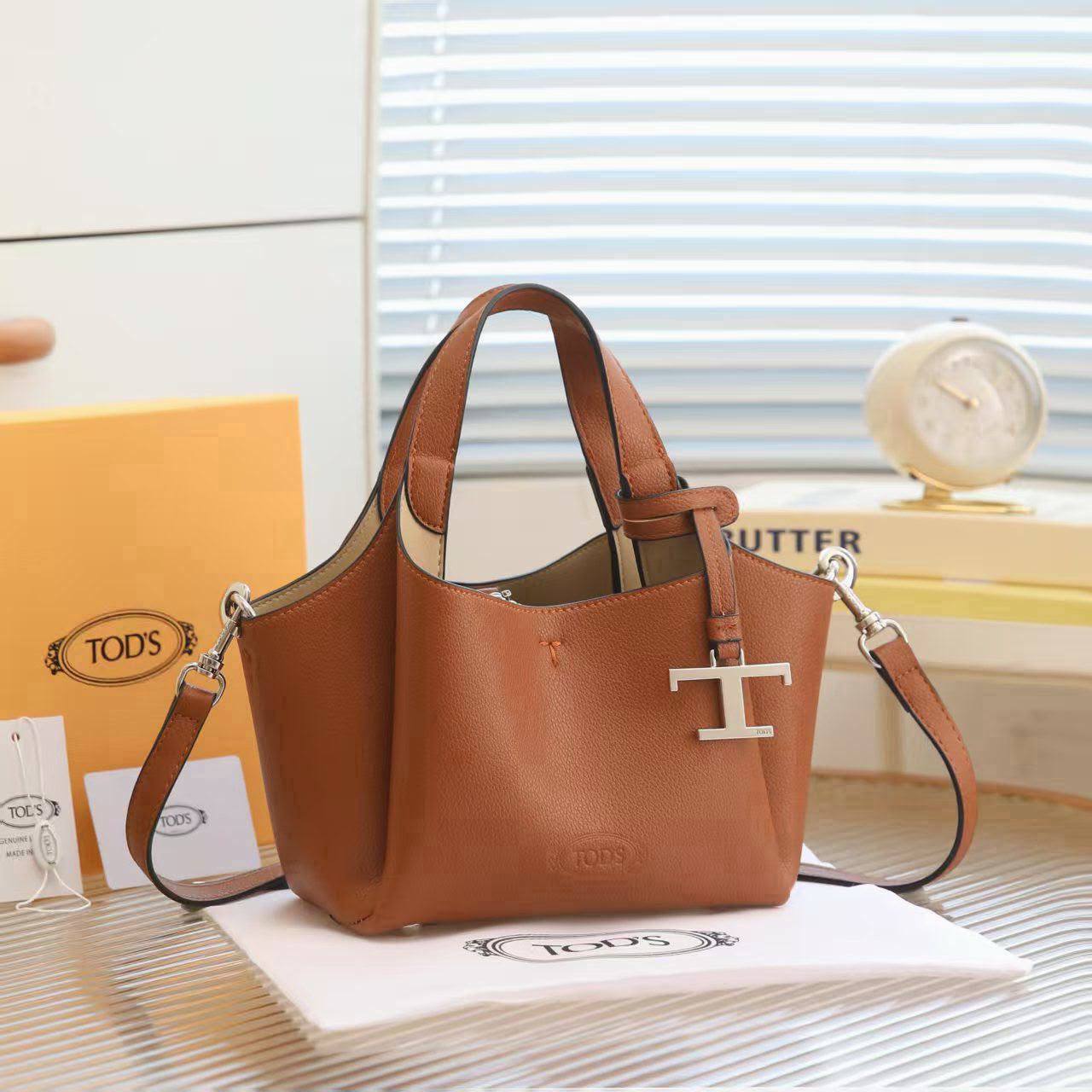 TODS
100 dhs✅

with box
🎁🎁🎁

Zain90
♥️♥️♥️