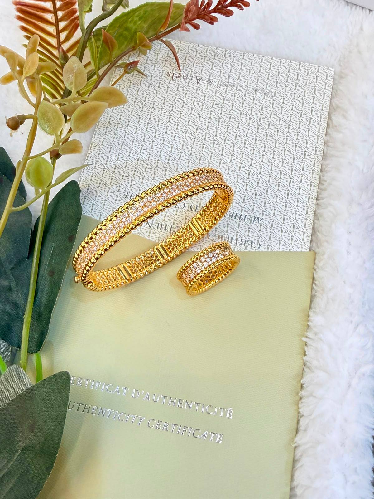VCA
 *Perle’e Diamond, 3 rows*
Bangle and Ring 
*220 dhs🇦🇪🇦🇪*   with  *NORMAL*  Box
*260 dhs🇦🇪🇦🇪* with  *1 ORIGINAL*  Box

Zain209
♥️♥️♥️