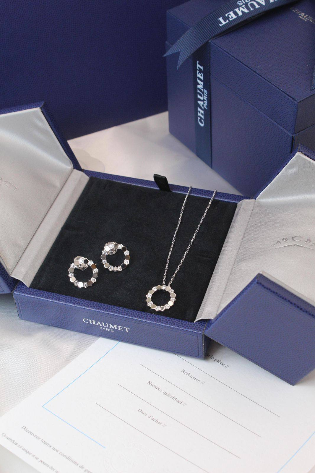 CHAUMET 🤍💙
* ⁠↗️ *Super Master Quality 
* BEE DE CHAUMET SMALL MODEL PENDANT & EARINGS
Necklace with Earings 
*240 dhs👑* with *Normal* Box & Bag
*325 dhs👑* with *Orignal* Packaging 🎁

Zain209
♥️♥️♥️