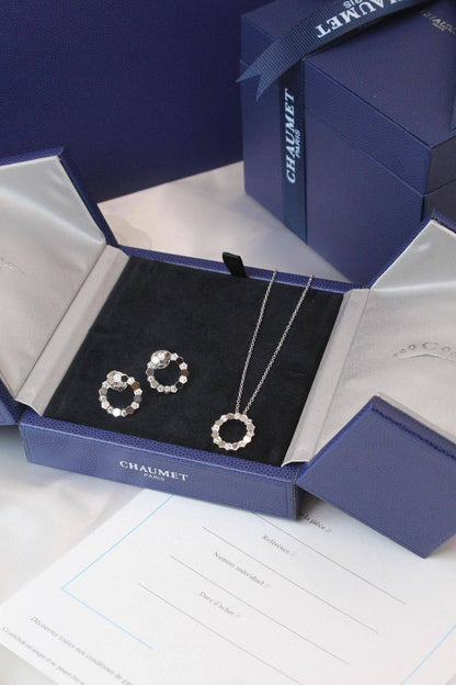 CHAUMET 🤍💙
* ⁠↗️ *Super Master Quality 
* BEE DE CHAUMET SMALL MODEL PENDANT & EARINGS
Necklace with Earings 
*240 dhs👑* with *Normal* Box & Bag
*325 dhs👑* with *Orignal* Packaging 🎁

Zain209
♥️♥️♥️