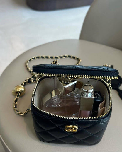 Chanel
100 dhs✅
with box

Zain219
♥️♥️♥️