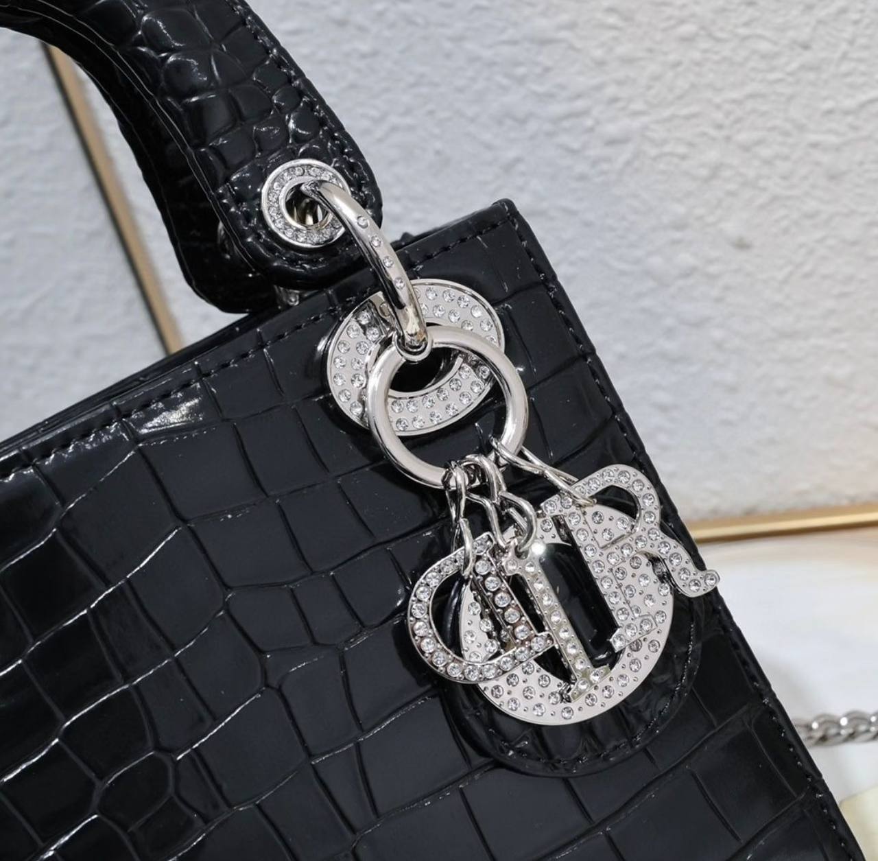 DIOR 
GOOD QUALITY
 WITH BOX 
🎁🎁🎁

120 dhs✅

Zain295
♥️♥️♥️