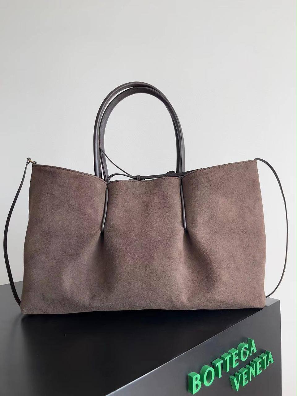 Bottega Veneta Pinacoteca tote bag 

For Price 👇 WhatsApp✅
0568585901 
0507557372
0552275751 Owner Zain 👌

Zain71
♥️♥️♥️