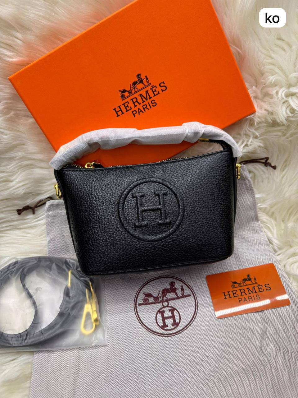Hermes Brac
size : 17.5 * 13 * 8.5 cm
80 dhs🪙🖤

with box 🎁

Zain115
♥️♥️♥️