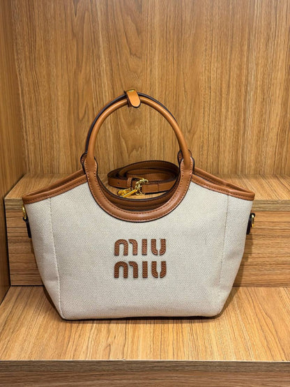 MIU MIU
BEST QUALITY 

WITH BOX’S 
🎁🎁🎁

90 dhs✅
SIZE 24CM

Zain290
♥️♥️♥️