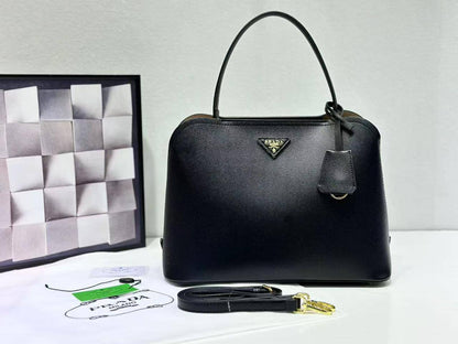 Prada 

size 32 cm 

good quality 

115 dhs🇦🇪

Zain278
♥️♥️♥️