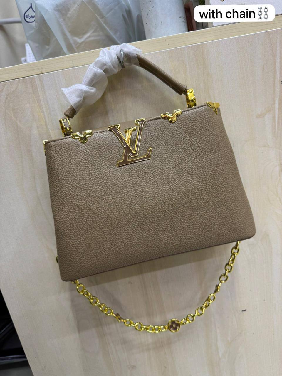 🌹 LV Capucenis 
1️⃣ First quality +🎁
Size : 25 * 18.5 cm
90 dhs🪙🌨️
with box🎁

Zain115
♥️♥️♥️