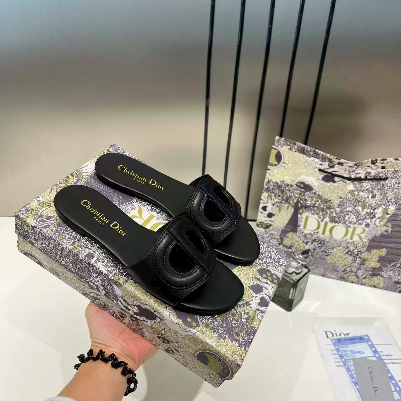 NEW CAMING 
GOOD QUALITY 
DIOR SILLPER 
Size 36-41
90 DHS👑

Zain40
♥️♥️♥️