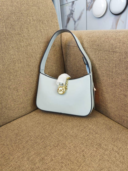 Dior

80 dhs🪙💕
high quality 

With box
🎁🎁🎁

Zain26
♥️♥️♥️