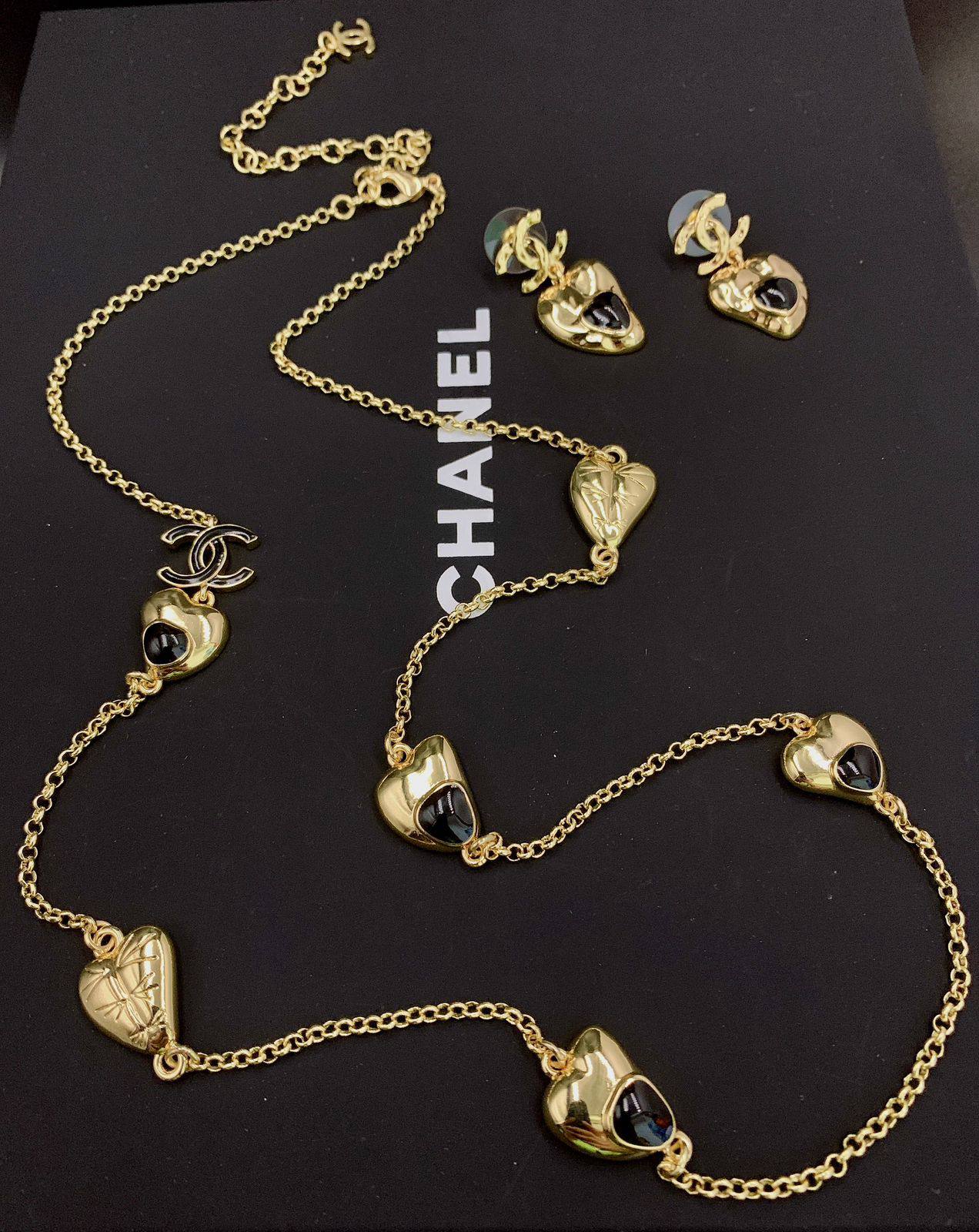 Chanel
130 dhs🪙🌨️ SET 
Necklace 
Earrings
With Good Box And Paper Bag
🎁🎁🎁

Zain89
♥️♥️♥️