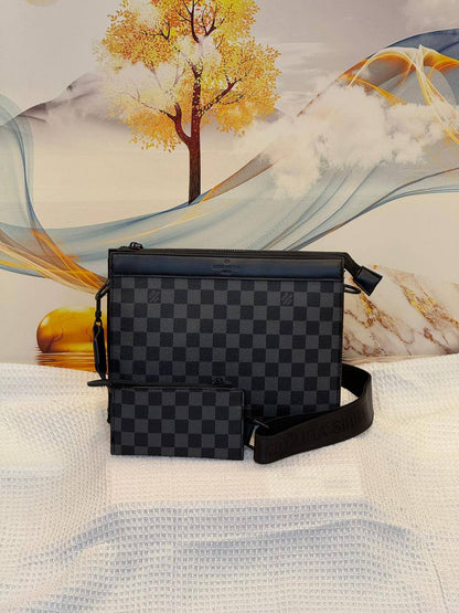 LV 
85 dhs✅
Best quality 

with box
🎁🎁🎁

size 26 CM

Zain290
♥️♥️♥️