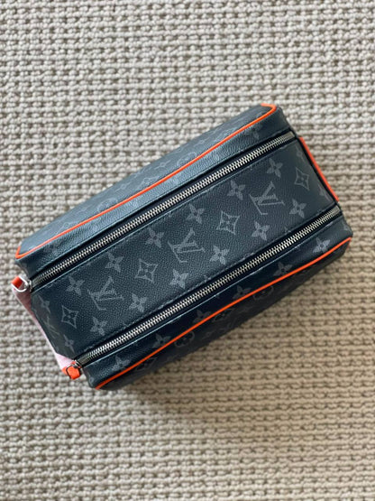 LV
*Wash Bag*
*Super Master Quality*
750 dhs✅

Zain179
♥️♥️♥️