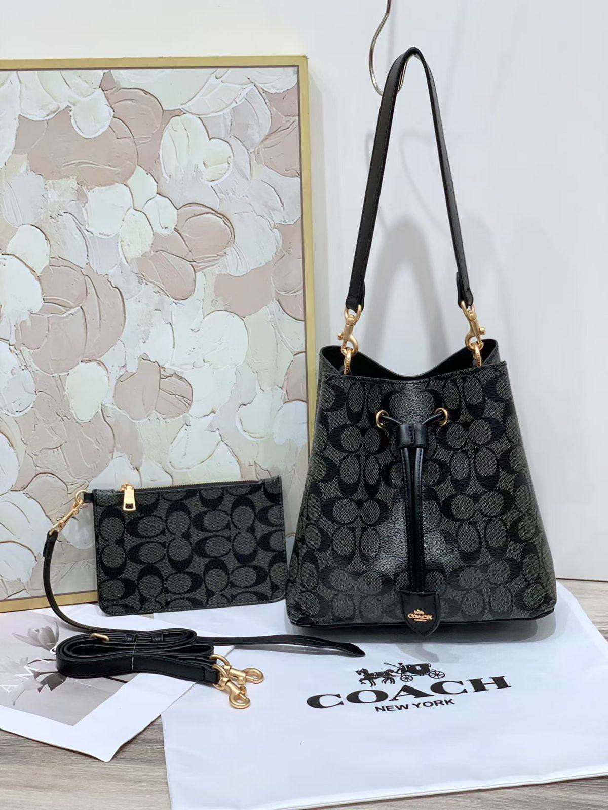 COACH
24cm

Microfiber, Good Quality
110 dhs🪙🌨️ 

Zain254
♥️♥️♥️