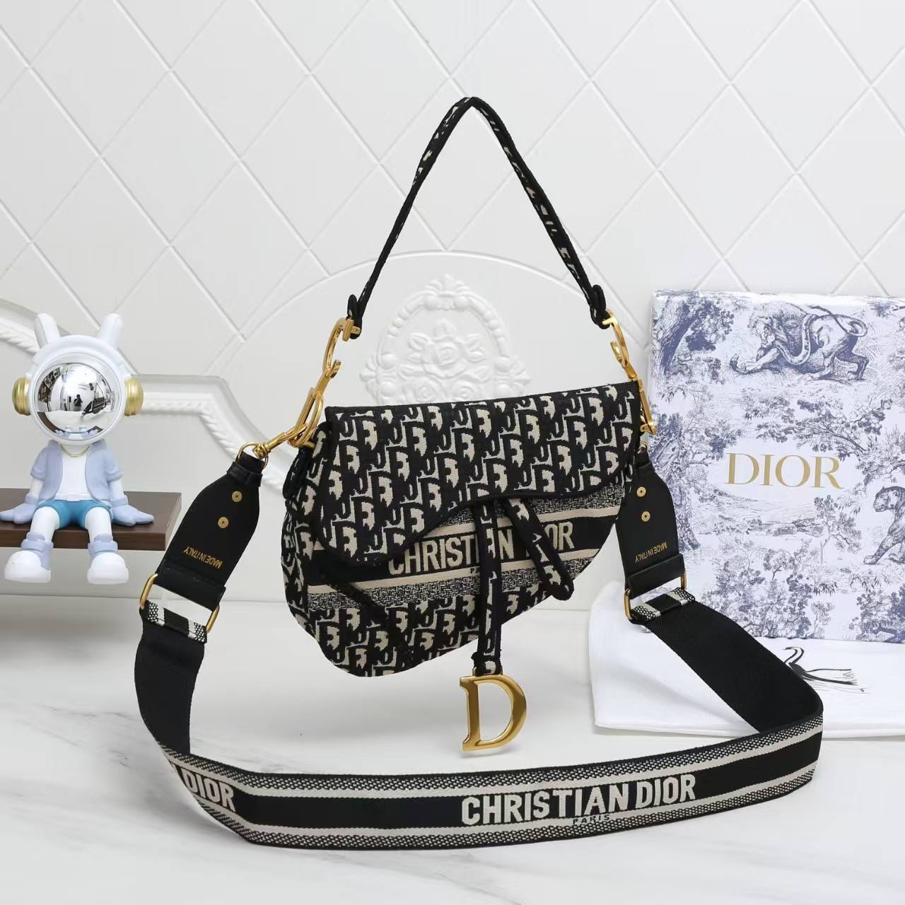 Dior
Good quality 

with box 
🎁🎁🎁

110 dhs❤️

Zain186
♥️♥️♥️
