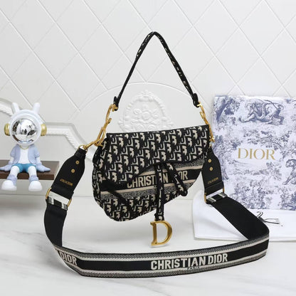 Dior
Good quality 

with box 
🎁🎁🎁

110 dhs❤️

Zain186
♥️♥️♥️