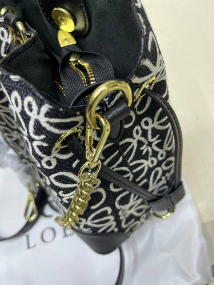 Bucket
90 dhs✅
with box
🎁🎁🎁

size 20×12×19cm

Zain213
♥️♥️♥️