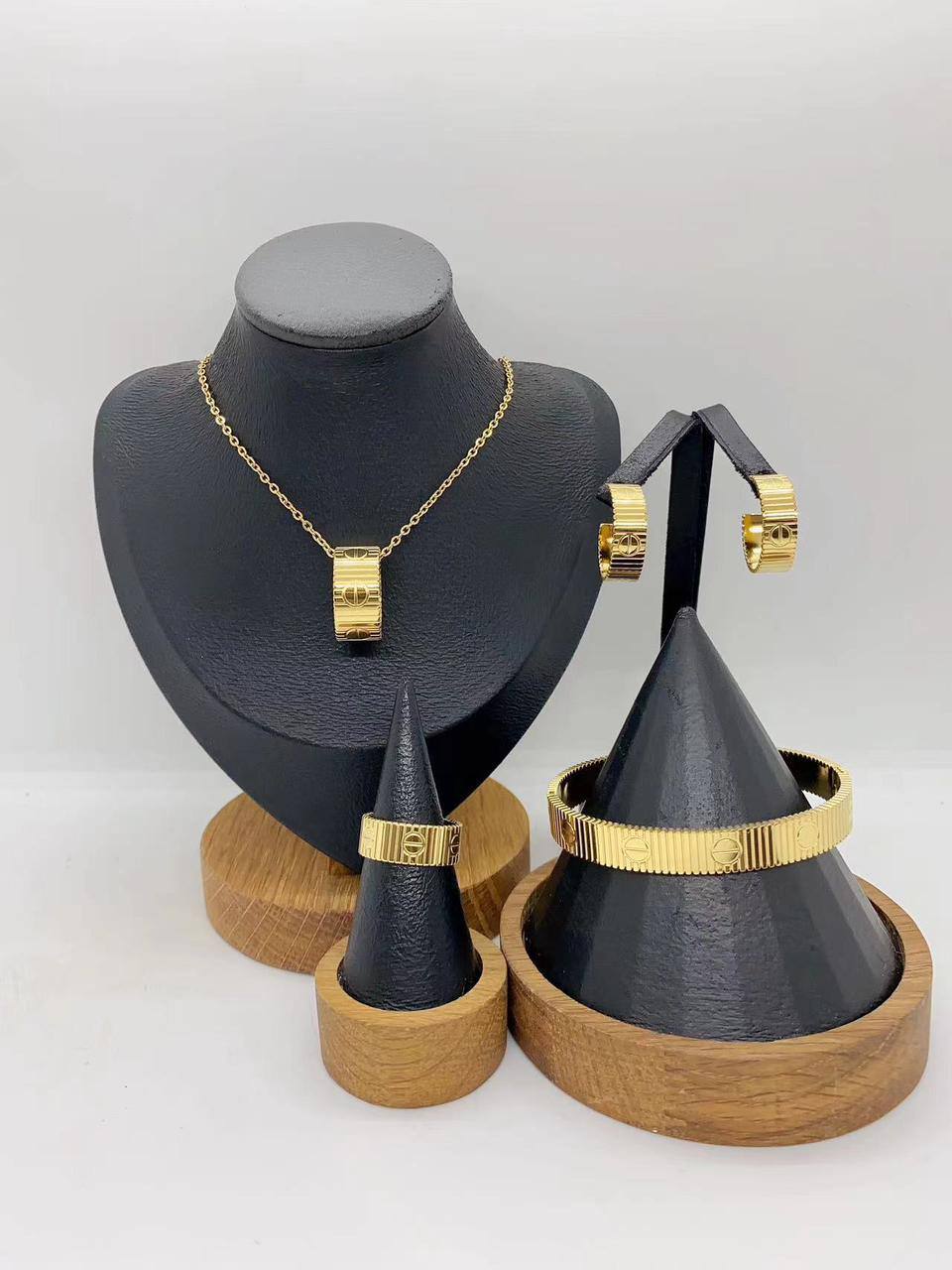 Stainless steel SET 💯*
Necklace ❤️‍🩹
Earring 🍁
Breslat ❣️
Ring 💍 free size
With normal boxes 📦 
And paper bag 🛍️
45 dhs🪙🌨️

Zain216
♥️♥️♥️