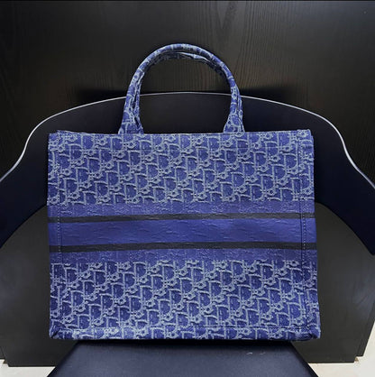 DIOR TOTE BAG 
 HIGH QUALITY ,
SMALL SIZE 105 DHS🇦🇪🇦🇪
BIG SIZE 120 DHS🇦🇪🇦🇪

Zain295
♥️♥️♥️