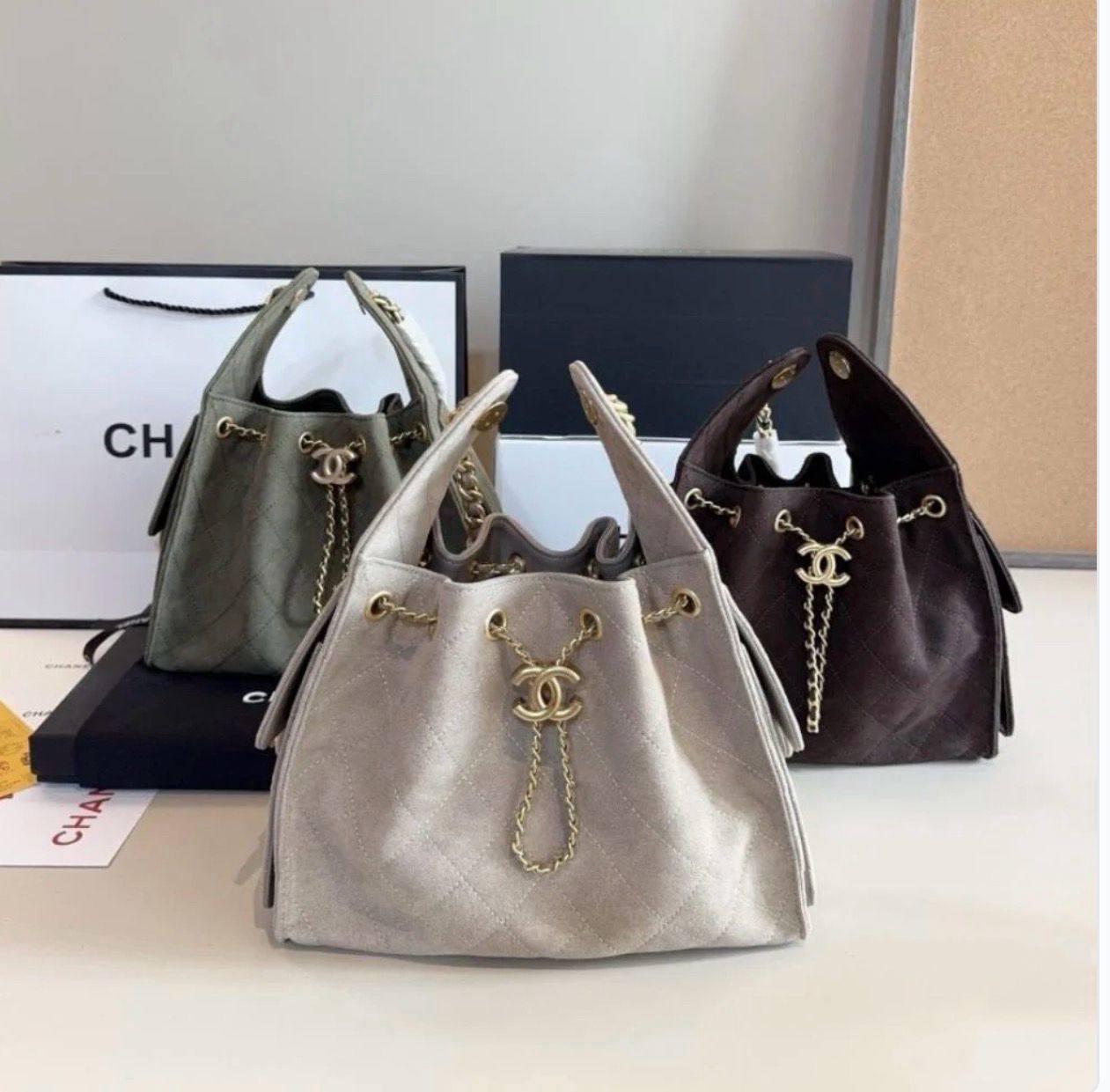 Chanel
110 dhs🇦🇪
size28cm
High-quality 


with box
🎁🎁🎁

Zain35
♥️♥️♥️