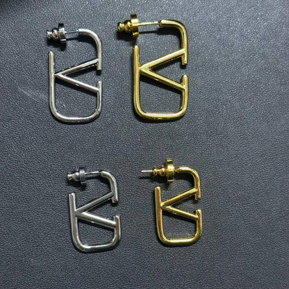 Valentino 🌊*
Earring ❤️‍🔥
Master quality 💯
With normal boxes 📦 
*Small size 
45 dhs🪙🌨️
*Medium size 
50 dhs🪙🌨️
With master box 🗃️ 
*Small size 
55 dhs🪙🌨️
*Medium size 
60 dhs🪙🌨️

Zain216
♥️♥️♥️