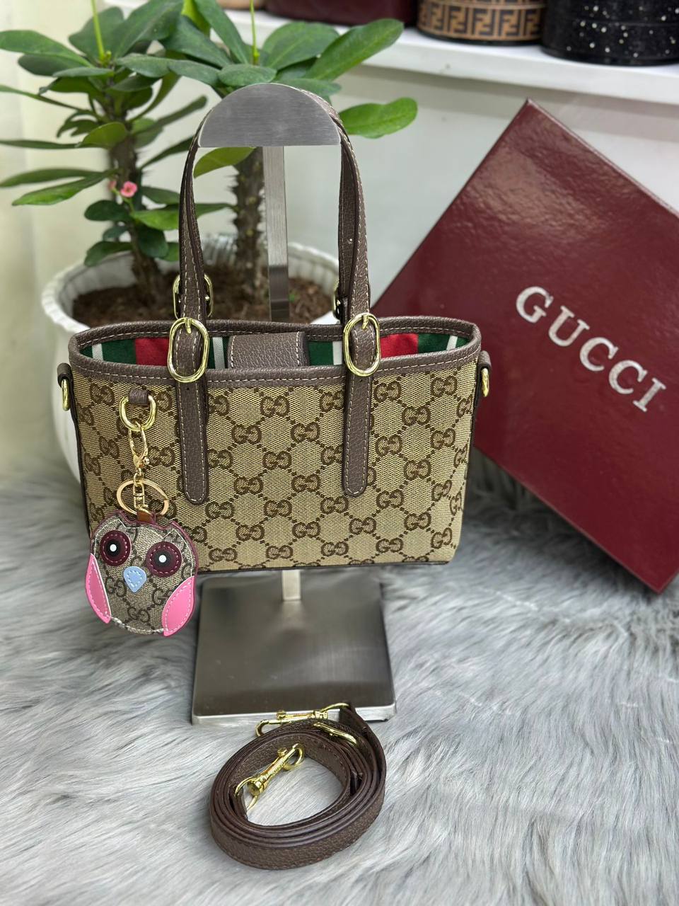 GUCCI
SIZE  ……… 20CM 
95 dhs✅

with BOX 
🎁🎁🎁

Zain51
♥️♥️♥️