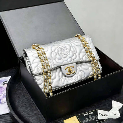 CHANEL 
NEW CAME GOOD QUALITY 
WITH BOX 
🎁🎁🎁

115 dhs🪙🌨️

Zain39
♥️♥️♥️