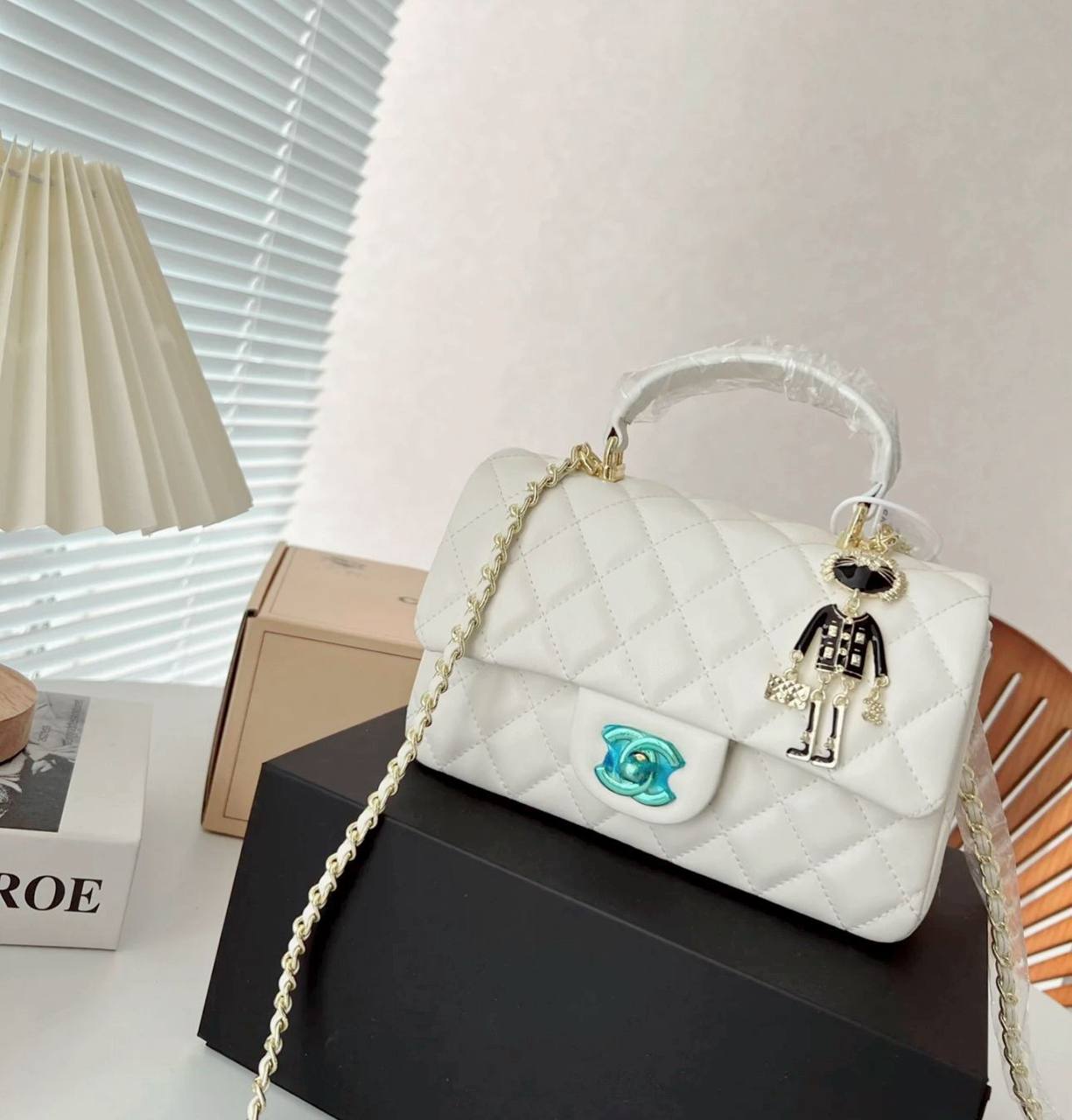 CHANEL

 NEW CAME GOOD QUALITY 
WITH BOX 
🎁🎁🎁

100 dhs🪙💕

Zain39
♥️♥️♥️